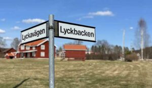 Vägskylt i Lycka - "Lyckavägen" och "Lyckbacken"