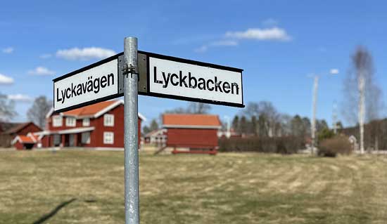 Vägskylt i Lycka - "Lyckavägen" och "Lyckbacken"
