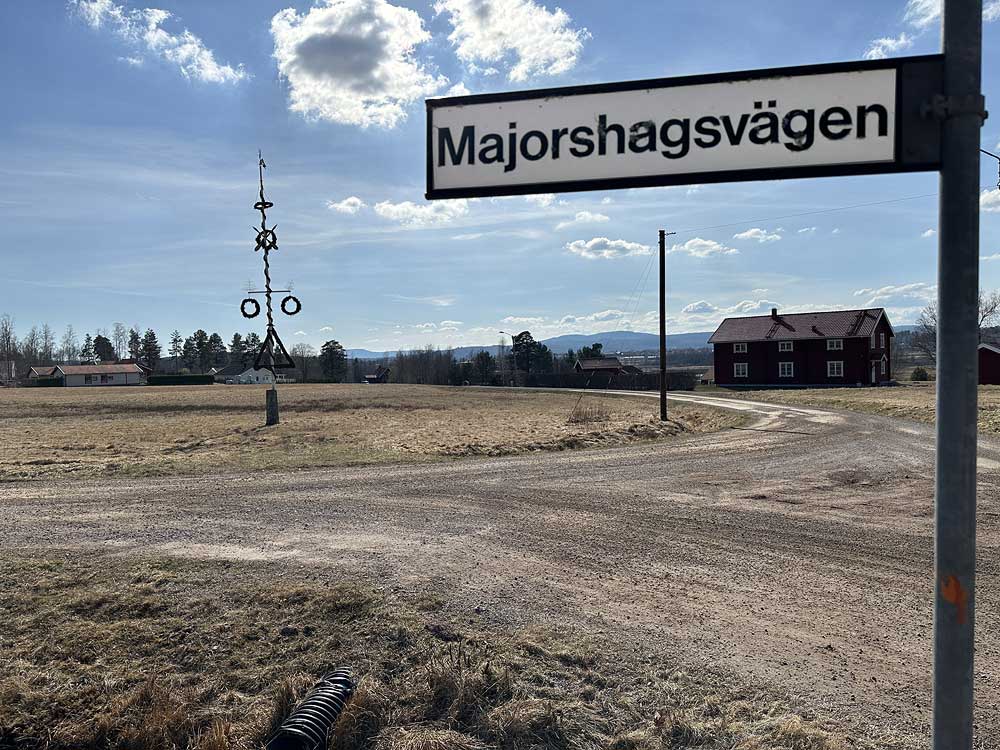 Vägskylt och majstång i Lycka
